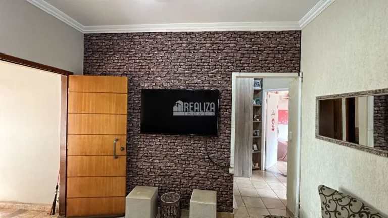 Imagem Casa à venda no Fabrício, Uberaba: 3 dormitórios, churrasqueira e móveis planejados.