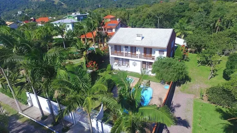 Imagem Casa 5 suítes e 3 vagas de garagem a 150m da beira-mar da Praia de Taquaras em Balneário Camboriú/SC