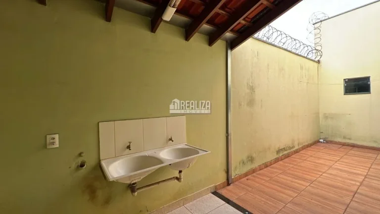 Imagem Casa à venda no bairro Jardim Maracanã, Uberaba - 2 dormitórios, suíte e churrasqueira!