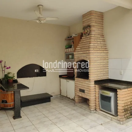 Imagem Linda casa no Jardim San Fernando: 3 dormitórios (1 suíte), cozinha planejada, churrasqueira, 2 vagas de garagem, 180m² de terreno e 117m² de área útil.