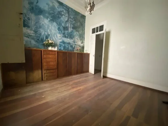 Imagem Casa Antiga, Bem Conservada e Espaçosa no bairro São José em Barbacena