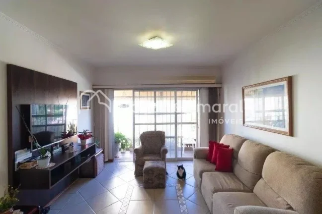 Imagem Aconchegante imóvel à venda com 3 quartos, sendo 1 suíte, e 2 banheiros.
Ideal para quem busca co...