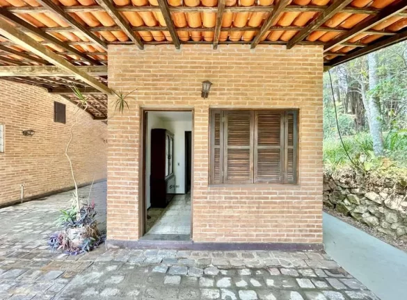Imagem Condomínio de alto padrão, arborizado e com alamedas largas.