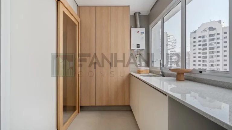 Imagem Venha se encantar com este apartamento de 130m² totalmente reformado, localizado no coração da Vila Nova Conceição. Com 2 quartos, sendo 1 suíte, es