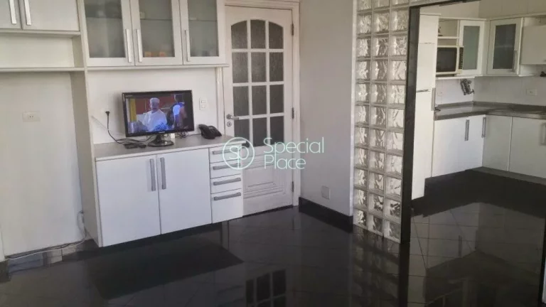 Imagem Apartamento super espaçoso, com 270m2, 4 dormitórios ( 1 suíte ) e 2 vagas na garagem. Amplo livi...