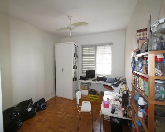 Imagem Amplo apartamento com piso de tacos, armários embutidos, living ampliado para 02 ambientes, 03 dorm...