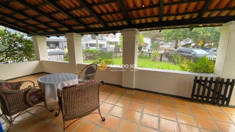 Imagem Casa à venda 4 quartos a poucos metros da Praia de Bombas - Bombinhas SC
