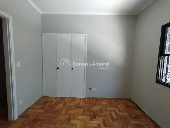 Imagem Casa com ótima planta, oferecendo muito potencial de personalização. Necessita de reformas, mas c...
