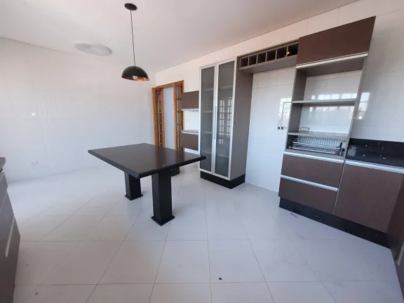 Imagem Sobrado Alto Padrao com 235m² 3 Dormitotorios com 5 Vagas de Gargens