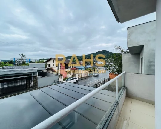 Imagem Excelente Sobrado Geminado com 1 suíte mais 2 quartos no Bairro Boa Vista em Joinville/SC. O imóve...