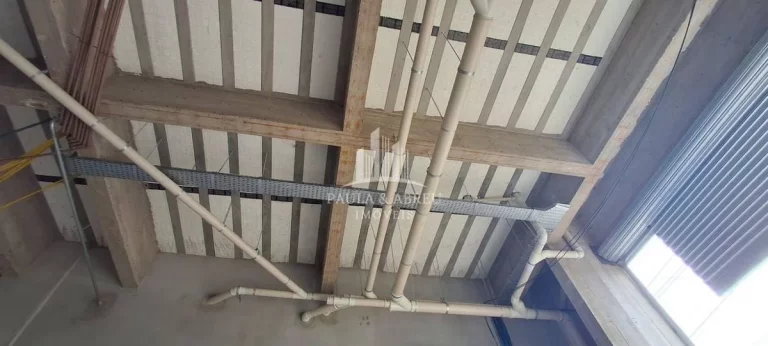 Imagem Aluga-se Galpão 240m², Fachada 17mts, 2 Banheiros (PNE), 6 vagas para clientes, Pé D. 5 mts, estrutura para fazer mezanino, Na Principal Av. de Ribeirão Pires-SP