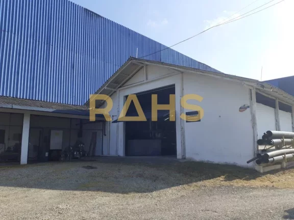 Imagem Este galpão comercial é localizado em Araquari, fundos do KM-65 da BR-101, com área total de 63.4...