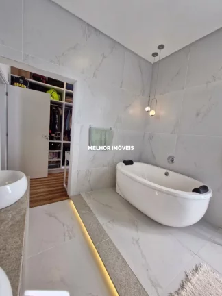 Imagem Casa Alto Padrão á venda no Condomínio Caledônia com 3 suítes, 4 vagas localizada em Camboriú.
