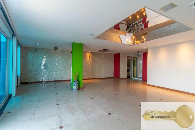 Imagem VENDA DIRETA - COBERTURA com 425m2 e vista panorâmica de 180º para a praia de Copacabana - Planta com 4 suítes, sendo 03 com closets - Aquecimento solar exclusivo e sistema de som embutido - CONDOMÍNIO R$ 5.860,00 - IPTU R$ 2.551,00