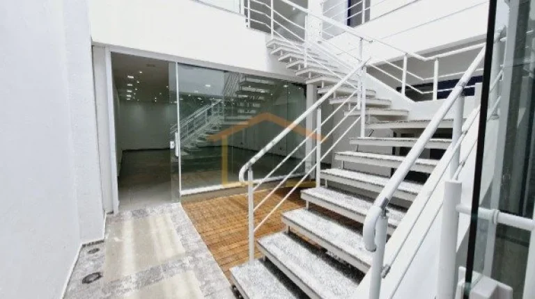 Imagem Prédio comercial situado em uma região de intenso movimento, oferecendo excelente visibilidade.
Es...