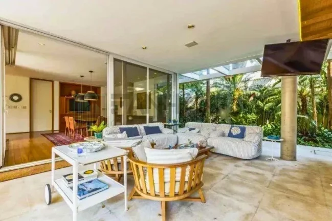 Imagem Casa magnifica à venda no Jardim Europa, São Paulo-SP: 5 quartos, 5 suítes, 6 salas, 10 banheiros, 12 vagas, 1.460m²!