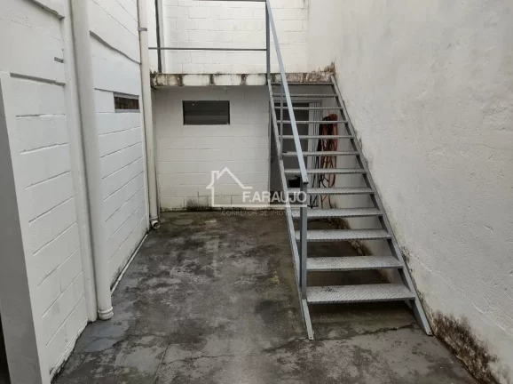 Imagem Com um amplo espaço interno, barracão oferece inúmeras possibilidades de layout e adaptação, permitindo a personalização de acordo c/ as necessidades