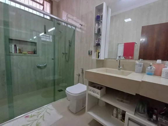 Imagem Sobrado para venda em Vila Santo Antônio com 4 quartos, sendo 2 suítes, 228m2