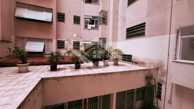 Imagem Apartamento de 4 Quartos Reformado no Posto 4 de Copacabana – Venda Direta!