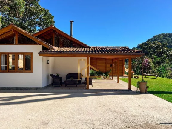 Casa Linear com 4 quartos e lazer privativo dentro de condomínio de Teresópolis