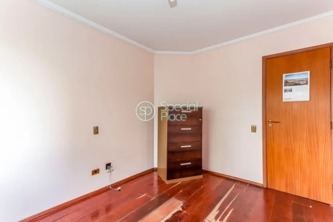 Imagem Apto rico em iluminação natural e repleto de janelas grandes. Vista eterna e para as arvores e o m...