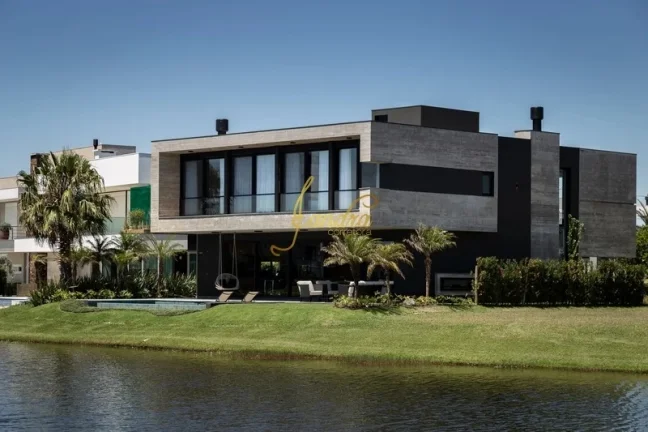 Imagem Casa condomínio com 05 suites e piscina beira de lago