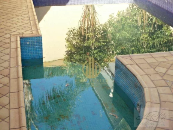 Imagem Sobrado com 3 suítes, escritório e piscina.