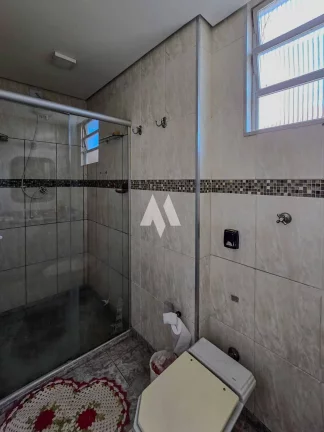 Imagem Apartamento com 2 dormitórios, sendo 1 suíte e dependência completa a 1/2 quadra da praia à venda no Embaré, Santos/SP