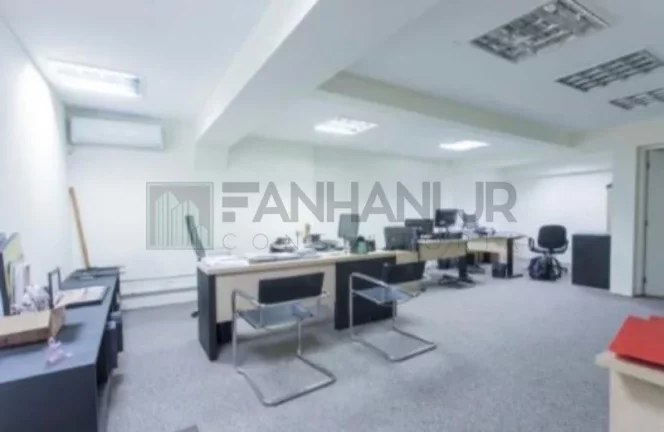 Imagem Venha conhecer este imóvel incrível, totalmente reformado e finamente decorado, com uma localização excepcional! Com 587m² de área construída este e