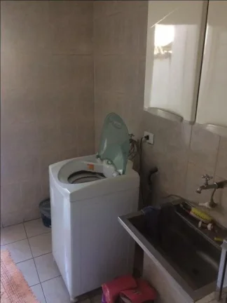 Imagem Casa com ar condicionado para sala e cozinha, cozinha com armários,2 dormitórios, sendo um com arm...