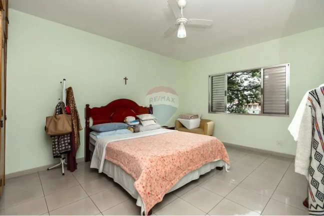 Imagem Casa com 4 dormitórios, 2 suítes, 5 banheiros, 3 vagas de garagem.