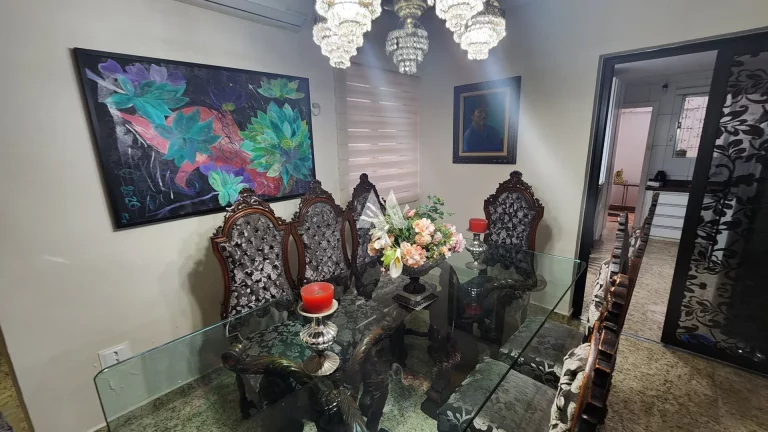 Imagem Venda de Casa/Sobrado no Embaré, Santos - Oportunidade Única em Localização Privilegiada