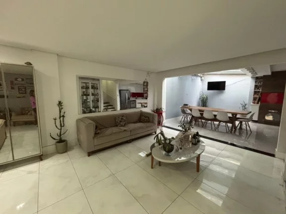 Imagem Imóvel à venda em São Caetano do Sul-SP: Casa com 4 quartos, 1 suíte, 2 banheiros, 4 vagas de garagem e 250m² de área no Jardim São Caetano.