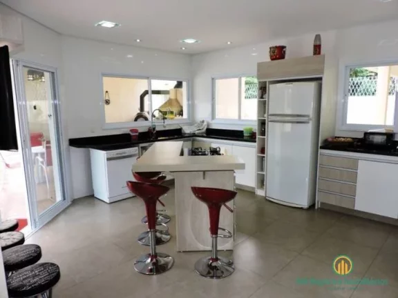 Imagem Nova, moderna, 4 suítes e 7 vagas cobertas - Jd Colonial