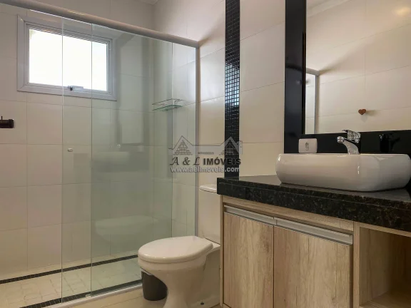 Imagem Casa à venda em Campos do Jordão – Com 4 dormitórios e vista exuberante