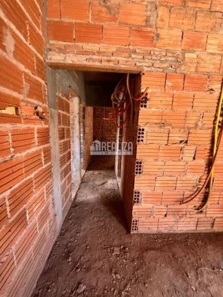 Imagem Casa padrão semiacabada à venda no bairro Lourdes em Uberaba