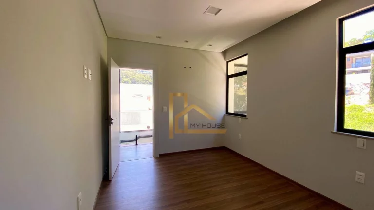 Imagem Casa de Alto Padrão, à Venda em Condomínio Fechado no Bairro da Posse em Teresópolis-RJ