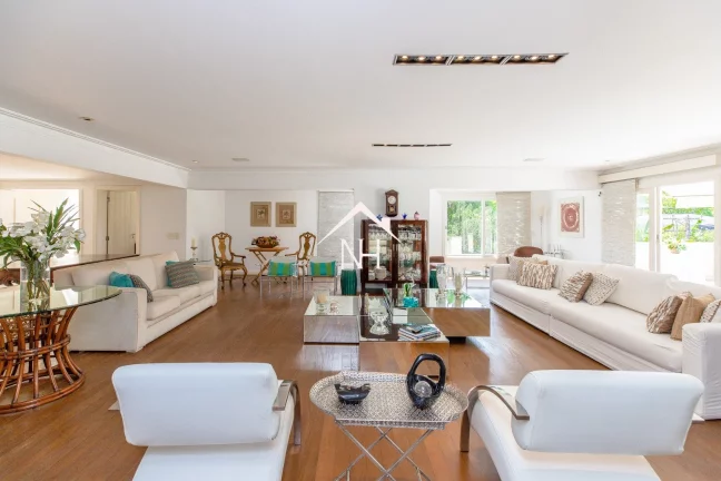 Imagem Casa alto padrão em condomínio fechado de 900m com 4 suítes (1 master), elevador, 6 vagas, piscina, churrasqueira, academia, cozinha gourmet
