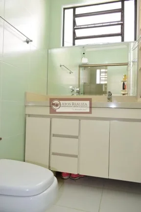 Imagem Sobrado no Jardim Umuarama com 4 quartos, sendo 2 suítes, sala de estar, lavabo, sala de jantar, cozinha e ampla copa. Piso em porcelanato, tanto no térreo como no andar superior. Armários nos quartos e cozinha. Home office/edícula completa, lavanderia, e
