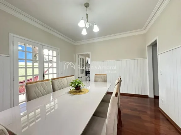 Imagem Esta encantadora casa de estilo sobrado oferece um ambiente espaçoso e confortável, com uma excele...