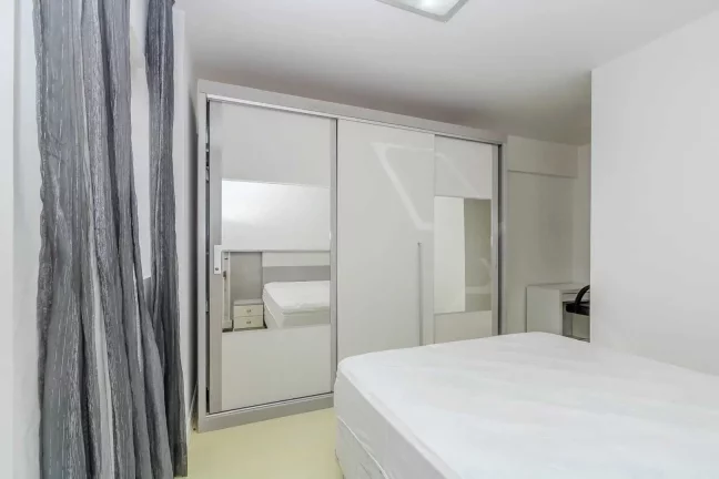Imagem Apartamento mobiliado de 3 suítes sendo 2 demi e 2 vagas de garagem no Centro de Balneário Camboriú