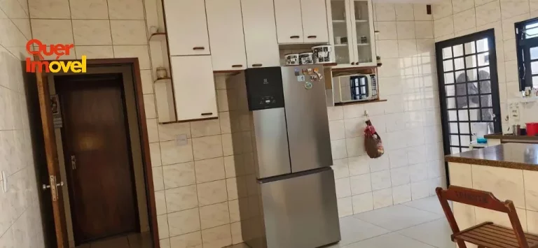 Imagem Casa à venda em Ribeirão Preto-SP, bairro Sumarezinho: 4 quartos, 1 suíte, 1 sala, 4 banheiros, 4 vagas de garagem, 249m²!