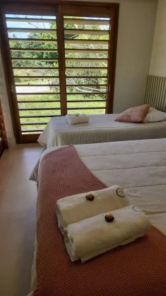 Imagem Casa alto padrão localizada em Praia do Forte condomínio com acesso ao mar Praia Bella.