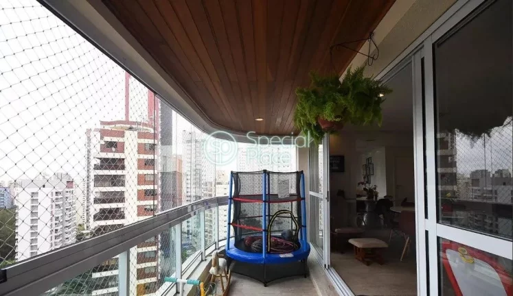Imagem Amplo apartamento à venda com 4 quartos, sendo 3 suítes, e 5 banheiros no total. Este apartamento ...
