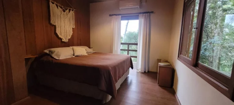 Imagem Imóvel à Venda na Praia do Rosa: Casa com Vista para o Vale, 4 Quartos, 770m² de Terreno!