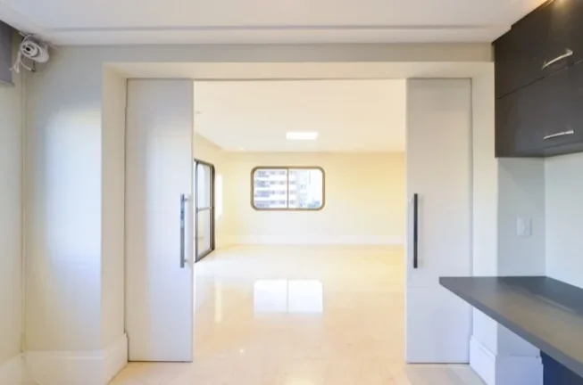 Imagem Apartamento 301M², 4Q, 4 Suítes, 4 Banheiros, 4 Vagas, Lavabo, Varanda, Academia, Piscina, Salão de Festas e Jogos, Playground, Banheira, Split.