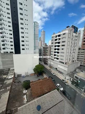 Imagem Apartamento com 02 dormitórios mobiliado e decorado á venda no centro de Balneário Camboriú.