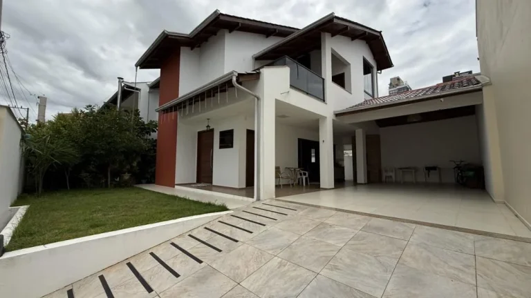 Casa a 120m do mar com 3 quartos (2 suítes), 209m² de área construída e 251m² de terreno, em Itacolomi, Balneário Piçarras - Adriano Carpes Imóveis vende!