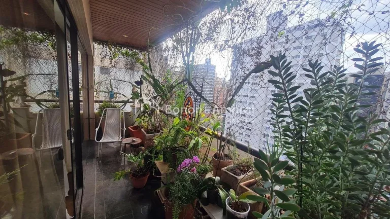 Imagem Localizado no coração do Cambuí, este finíssimo apartamento oferece o que há de melhor em confo...