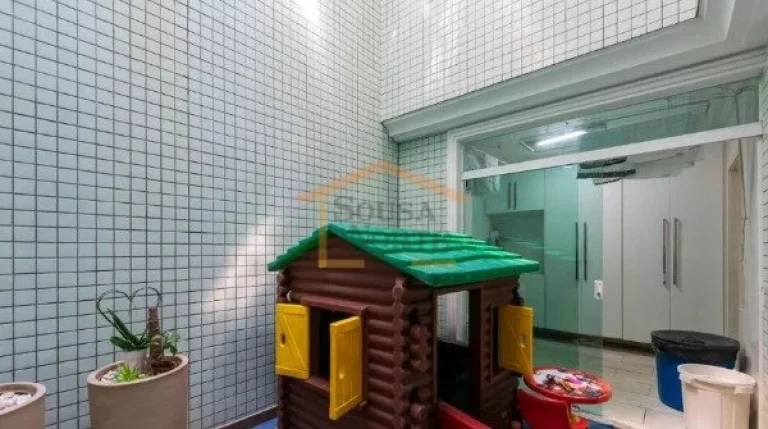 Imagem Casa de condomÃ­nio, com 3 dormitÃ³rios, sendo 3 suÃ­tes, 5 banheiros, possui amplos ambientes, armÃ...
